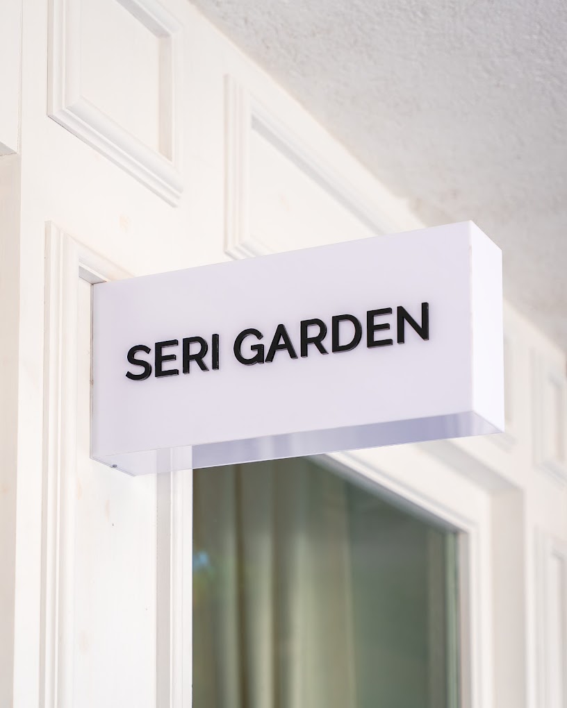Seri Garden tabelası yakın çekim